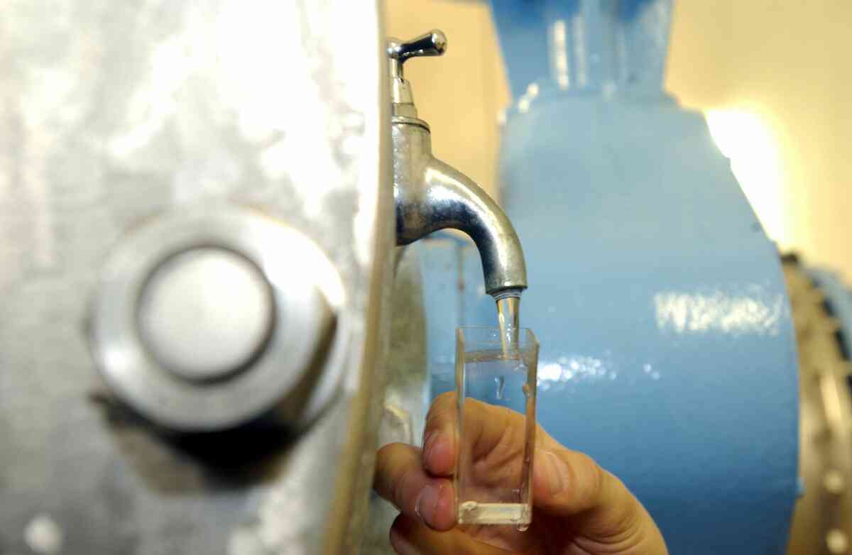 Probeentnahme für die regelmäßige Trinkwasseranalyse 